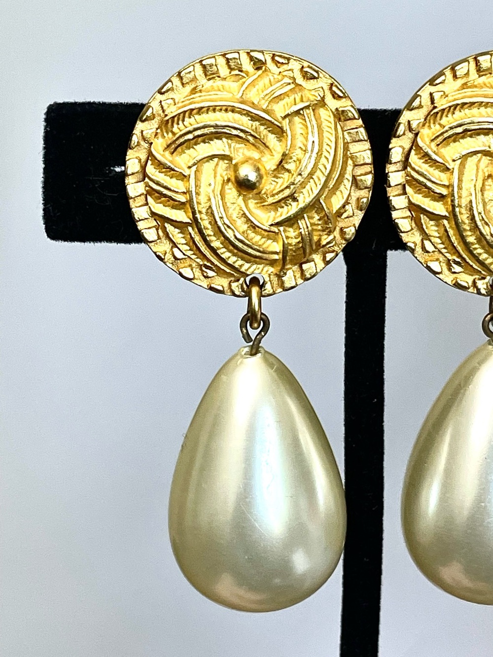 Erwin Pearl Vintage Gold Swirl Pearl Clip Earrings Drop Dangle Runway Statement - Picture 2 of 10